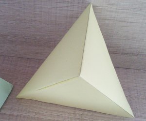 Zdjęcie czworościanu z papieru